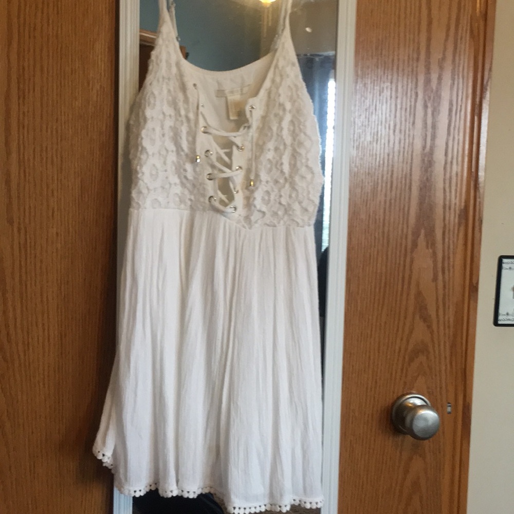 White summery dress with lace embroidery